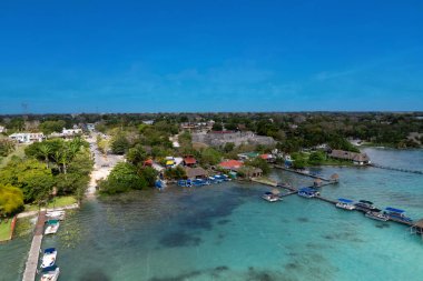 Bacalar 'da yedi renk gölünün görüntüsü