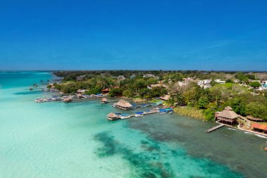 Bacalar 'da yedi renk gölünün görüntüsü