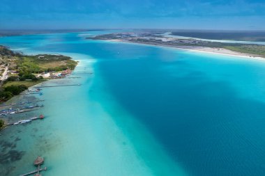 Bacalar 'da yedi renk gölünün görüntüsü