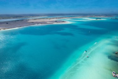 Bacalar 'da yedi renk gölünün görüntüsü