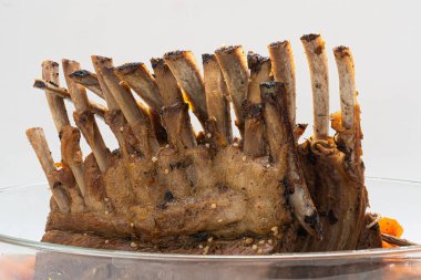 Beyaz arkaplanda kuzu kaburgası görüntüsü