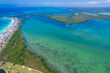 Cancun Otel Bölgesi 'nin havadan görünüşü