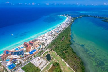Cancun Otel Bölgesi 'nin havadan görünüşü