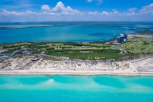 Cancun Otel Bölgesi 'nin havadan görünüşü