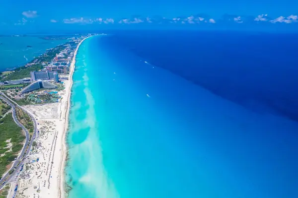 Cancun Otel Bölgesi 'nin havadan görünüşü