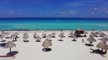 Meksika 'daki Dolphins Sahili' nden Cancun 'un hava görüntüsü.