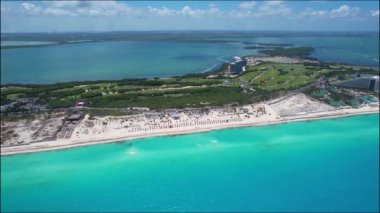 Meksika 'daki Cancun Otel Bölgesi' nin havadan görünüşü