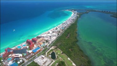 Meksika 'daki Cancun Otel Bölgesi' nin havadan görünüşü