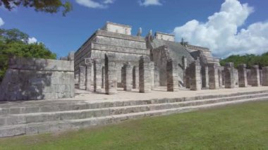 Chichen Itza 'daki savaşçı tapınağı.