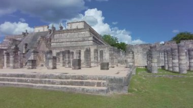 Chichen Itza 'daki savaşçı tapınağı.