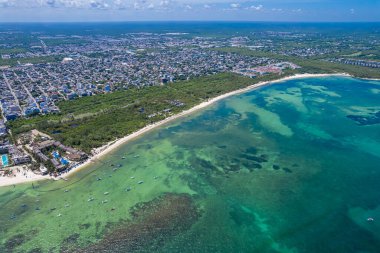 Playa del Carmen 'deki sahil şeridinin insansız hava aracı görüntüsü