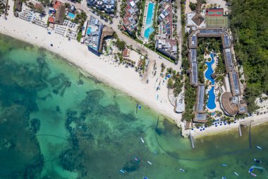 Playa del Carmen 'deki sahil şeridinin insansız hava aracı görüntüsü