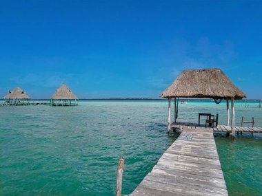 Bacalar 'ın panoramik manzarası Rıhtımdan yedi renk gölü