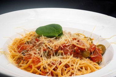 Geleneksel zeytinli Pomodoro makarnası