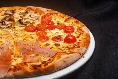 Siyah arkaplanlı Somon Pizzası