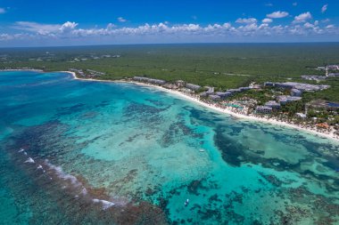 Akumal Körfezi drone görüntüsü, Riviera Maya, Meksika