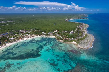 Akumal Körfezi drone görüntüsü, Riviera Maya, Meksika