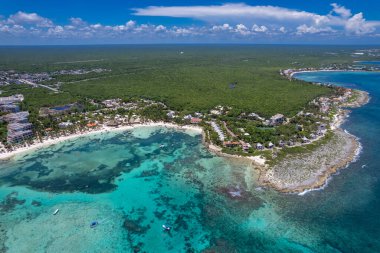 Akumal Körfezi drone görüntüsü, Riviera Maya, Meksika