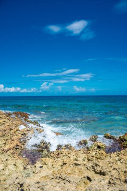 Akumal, Meksika 'da Rocky Beach' te güneşli bir gün.