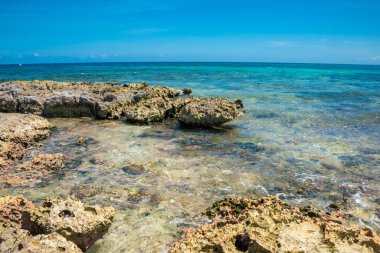 Akumal, Meksika 'da Rocky Beach' te güneşli bir gün.