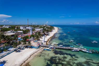 Güneşli bir günde Puerto Morelos 'un hava manzarası