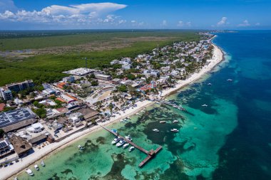Güneşli bir günde Puerto Morelos 'un hava manzarası