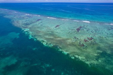 Güneşli bir günde Puerto Morelos 'un hava manzarası