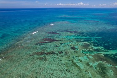 Güneşli bir günde Puerto Morelos 'un hava manzarası