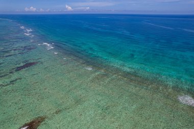 Güneşli bir günde Puerto Morelos 'un hava manzarası