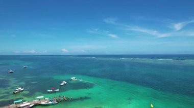 Güneşli bir günde Puerto Morelos 'un hava manzarası