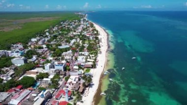 Güneşli bir günde Puerto Morelos 'un hava manzarası