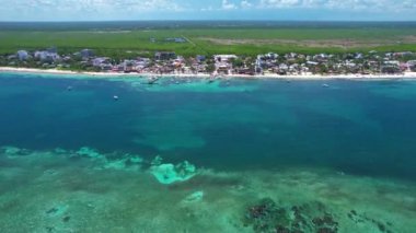 Güneşli bir günde Puerto Morelos 'un hava manzarası