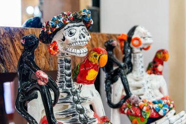 Geleneksel bir zanaatkar dükkanında sergilenen renkli bir Meksikalı Catrina heykeli, Meksika 'nın ölü gününün zengin kültürel mirasını ve sanatsal zanaatını temsil ediyor.