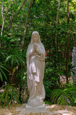 Cancun ormanının derinliklerinde, Meryem Ana 'nın Knots Tapınağı meditasyon, dua ve yansıma için huzurlu bir cennettir.