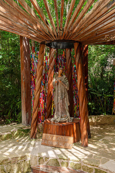 Святилище Марии Унтье Узлов, расположенное глубоко в джунглях Канкуна, является тихой гаванью для медитации, молитвы и размышлений.