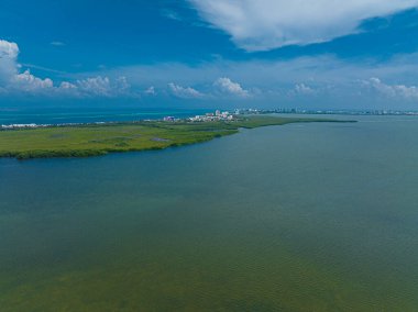 Meksika, Cancun 'daki Malecon Tajamar' ın insansız hava aracının çarpıcı görüntüsü.,