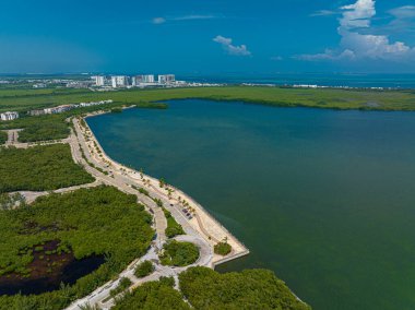 Meksika, Cancun 'daki Malecon Tajamar' ın insansız hava aracının çarpıcı görüntüsü.,