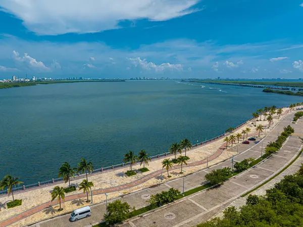 Meksika, Cancun 'daki Malecon Tajamar' ın insansız hava aracının çarpıcı görüntüsü.,