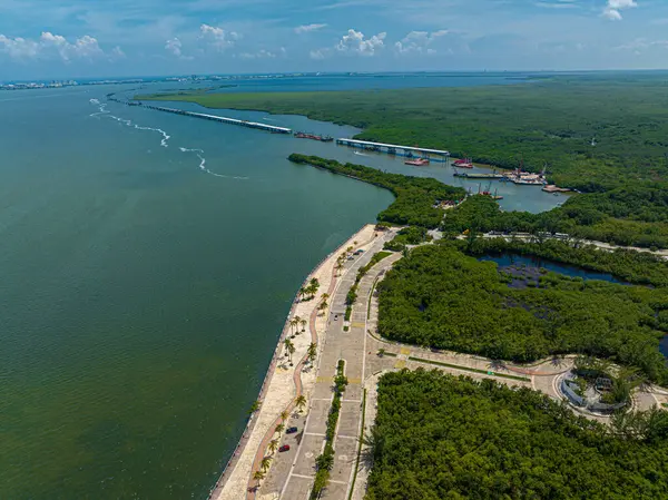 Meksika, Cancun 'daki Malecon Tajamar' ın insansız hava aracının çarpıcı görüntüsü.,