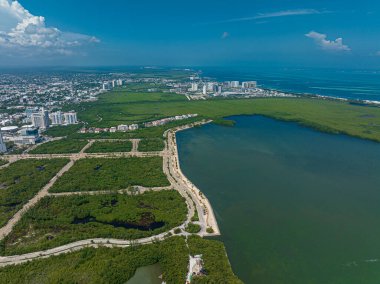 Meksika, Cancun 'daki Malecon Tajamar' ın insansız hava aracının çarpıcı görüntüsü.,