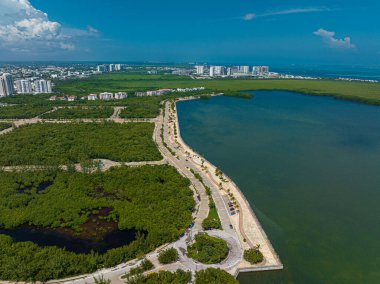 Meksika, Cancun 'daki Malecon Tajamar' ın insansız hava aracının çarpıcı görüntüsü.,