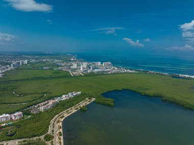 Meksika, Cancun 'daki Malecon Tajamar' ın insansız hava aracının çarpıcı görüntüsü.,