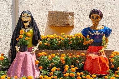 Cuernavaca Morelos 'taki tarihi Hernn Corts Sarayı' nın resimli bir manzarasında sömürge mimarisi ve kültür mirası sergileniyor.