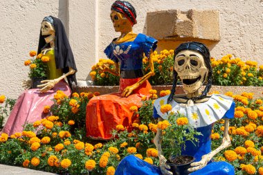Cuernavaca Morelos 'taki tarihi Hernn Corts Sarayı' nın resimli bir manzarasında sömürge mimarisi ve kültür mirası sergileniyor.