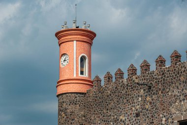Cuernavaca Morelos 'taki tarihi Hernn Corts Sarayı' nın resimli bir manzarasında sömürge mimarisi ve kültür mirası sergileniyor.