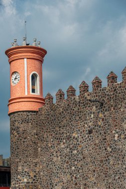Cuernavaca Morelos 'taki tarihi Hernn Corts Sarayı' nın resimli bir manzarasında sömürge mimarisi ve kültür mirası sergileniyor.