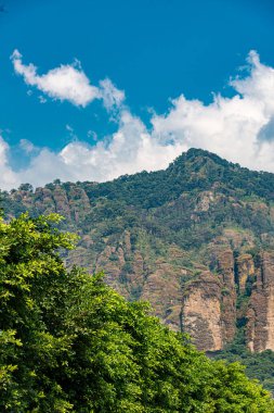 Tepoztlan Morelos Meksika 'daki Exconvento Dominico de la Natividad' ın tarihi kilisesinin, sömürge mimarisi ve kültürel önemini vurgulayan bir görüntüsü.