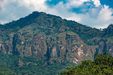 Tepoztlan Morelos Meksika 'daki Exconvento Dominico de la Natividad' ın tarihi kilisesinin, sömürge mimarisi ve kültürel önemini vurgulayan bir görüntüsü.