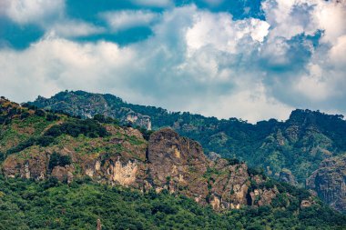 Tepoztlan Morelos Meksika 'daki Exconvento Dominico de la Natividad' ın tarihi kilisesinin, sömürge mimarisi ve kültürel önemini vurgulayan bir görüntüsü.