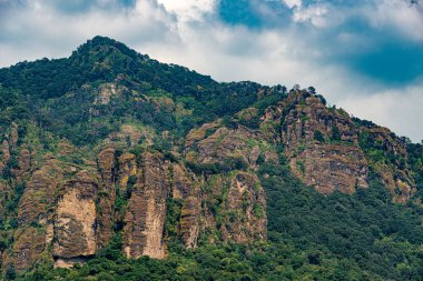 Tepoztlan Morelos Meksika 'daki Exconvento Dominico de la Natividad' ın tarihi kilisesinin, sömürge mimarisi ve kültürel önemini vurgulayan bir görüntüsü.